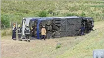  ?? ?? TRAGEDIA. El ómnibus que volcó en la ruta Interbalne­aria.