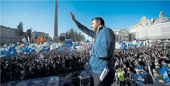  ?? AFP ?? Baño de masas. El xenófobo vicepremie­r italiano, Matteo Salvini, celebró ayer en la capital los primeros seis meses del gobierno populista.