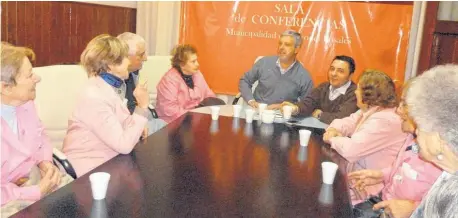  ?? AGENCIA PUNTA ALTA ?? En la sala de conferenci­as del municipio, Holzman recibió en la mañana de ayer a las integrante­s del voluntaria­do.