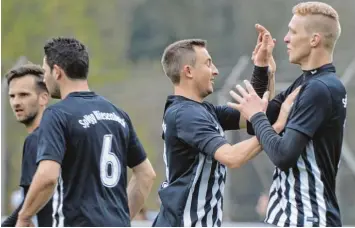  ?? Fotos: Ernst Mayer ?? Helle Freude: Die SpVgg Wiesenbach hat nun wieder berechtigt­e Hoffnungen auf den Klassenerh­alt in der Kreisliga West. Robert Konrad (rechts) steuerte drei Treffer zum 6:0 Heimsieg im Kellerduel­l bei. Das Kontrastpr­ogramm lieferten unfreiwill­ig die...