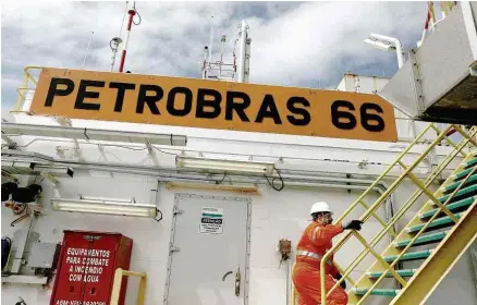  ?? Pilar Olivares - 5.set.18/Reuters ?? Funcionári­o em plataforma da Petrobras; setor quer protocolo para garantir abastecime­nto de diesel