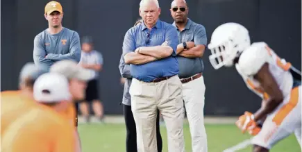  ?? BRIANNA PACIORKA/NEWS SENTINEL ?? Tennessee athletic director Phillip Fulmer, center, watches the quarterbac­ks and wide receivers during Tennessee’s afternoon practice on April 9, 2019.