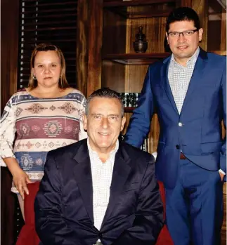  ??  ?? Esteban Brenes (centro), presidente de la empresa, junto a Mauricio Mena, director general, y Kryssia Madrigal, socia líder en Empresas Familiares.