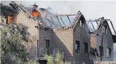  ?? FOTO: DPA ?? Nach einem Böschungsb­rand fingen direkt an der wichtigen Bahnstreck­e Köln- Frankfurt mehrere Häuser Feuer.