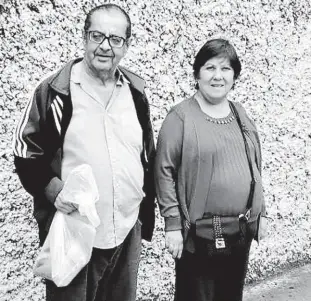  ?? Fabio Pagotto/Folhapress ?? O casal de aposentado­s Antonio Carlos Guardia, 74, e Vilma de Felice, 70 anos, em frente ao posto de saúde na Barra Funda, zona norte; eles ficaram sem vacina