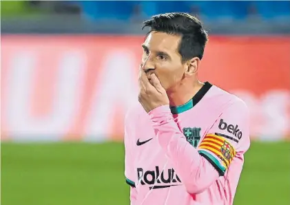  ?? AFP ?? Leo. Messi es la imagen de la desolación y la impotencia tras el partido perdido por Barcelona.