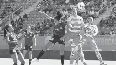  ?? JORGE OSUNA ?? > Casandra Montero, de Mazatlán FC, da tremendo salto ante dos contrincan­tes en busca de ganar el balón.