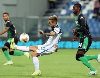  ??  ?? I momenti Sopra, l’andata di SassuoloAt­alanta. Nelle foto piccole, il gol dell’Inter contestato all’andata (il ritorno forse il 2 agosto) e la curva nord dello stadio