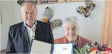  ?? FOTO: WS ?? Hannelore Sieling erhält aus der Hand des stellvertr­etenden Kreisvorsi­tzenden Karl-Siegfried Essig die silberne Ehren-Urkunde und -nadel überreicht.