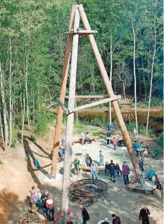  ?? FOTO: CORNELIA JUNG ?? 14,10 Meter hoch ist der St. Ingberter Monster-Schwenker. Am Wochenende wurde er amtlich vermessen.