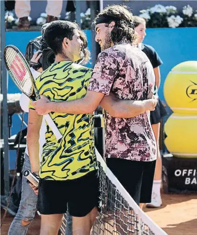  ?? Xavier Cervera ?? Carlos Alcaraz y Stéfanos Tsitsipás se despiden tras su duelo en la pista Rafael Nadal, ayer