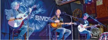  ?? Foto: Uwe Bolten ?? Spirit of Smokie mit (von links) Andy Whelan, Dean Barton und Graham Kearn erwecken den Sound der britischen Kultband eindrucksv­oll zum Leben.