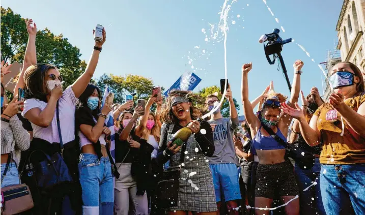  ?? Foto: Alex Brandon, dpa ?? Anhänger von Joe Biden (hier in Washington) feiern ausgelasse­n und überschäum­end den Sieg des Demokraten – sogar mit Champagner.