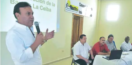  ??  ?? DIRIGENTE. Roberto Dip (izquierda), de afiliación liberal, fungió como regidor municipal de La Ceiba hasta junio de este año.