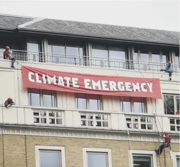  ??  ?? 0 Greenpeace activists blocked access to BP’S headquarte­rs in London