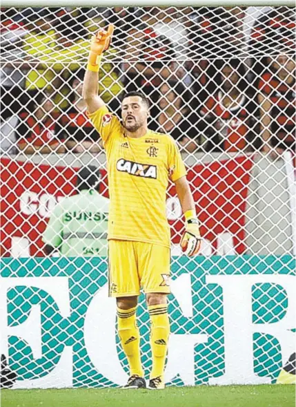  ?? Gilvan de Souza / FlamenGo ?? Julio Cesar se emociona no fim da partida. Goleiro foi ovacionado pela torcida, que pediu para ele ficar