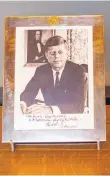  ?? FOTO: AFP ?? John F. Kennedy schenkte der Monarchin ein Foto von sich.