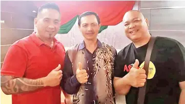  ??  ?? FULL SUPPORT ... Jonathan (centre) with Roger (left) and Othoe collaborat­e to organise the Mount Kinabalu Strongestm­an Open Challenge in Ranau from May 3-4.