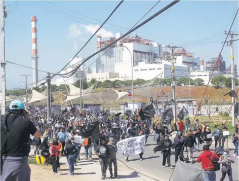  ??  ?? ► En los últimos meses, vecinos de Quintero protestaro­n tras las intoxicaci­ones.