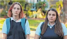  ?? FOTO: UNIVERSAL PICTURES ?? Lady Bird (links) möchte nach dem Schulabsch­luss möglichst weit weg von der spießigen Umgebung ihrer Teenager-Jahre.