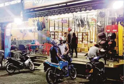  ??  ?? Deretan 15 bengkel motosikal di Susur 4, Jalan Tun Razak, Johor Bahru ini menjadi tumpuan dan lebih meriah dengan kehadiran pelanggan menjelang tengah malam. Mereka yang melalui kawasan ini pasti tertarik
dengan kemeriahan deretan bengkel ini yang...