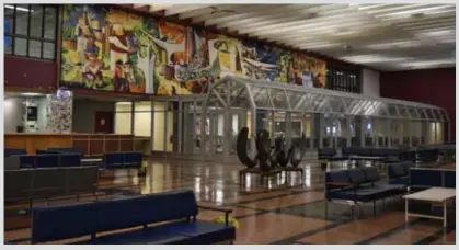  ?? Photo : Laëtitia Rattier ?? Conçue spécialeme­nt pour l'ouverture de l'aéroport de Gander en 1959, la fresque de Kenneth Lockhead a traversée les décennies et surplombe la section internatio­nale de l'aéroport. D'une longueur de plus de 20 mètres, elle représente toute la relation...