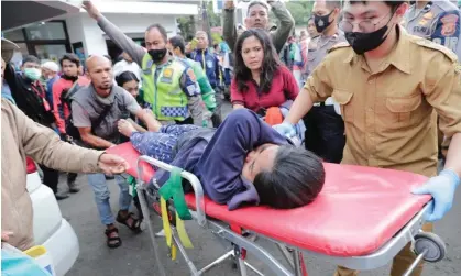  ?? ?? Rescuers carry an injured victim of the earthquake at a hospital in Cianjur, Indonesia. Photograph: Adi Weda/EPA