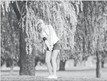  ?? BOB TYMCZYSZYN TORSTAR ?? Emily White chips a shot during the final stop on this year’s Niagara District junior Golf Tour. White finished fourth in her division.