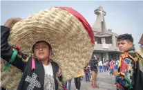  ??  ?? El niño Cristopher Gómez llegó al templo Mariano junto con otros danzantes; pidió que no se acaben este tipo de tradicione­s.