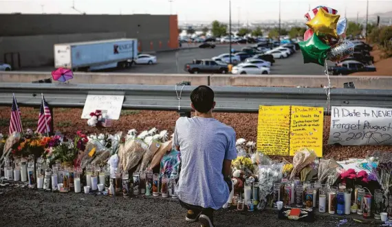  ?? Marie D. De Jesús / Staff photograph­er ?? A mourner visits the memorial honoring the victims of the El Paso shooting, one of two weekend massacres reviving the country’s post-shooting rituals.