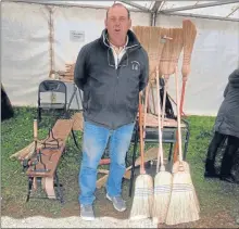  ??  ?? Les balais de paille de nos grand-mères avec Jean-marc Coulon