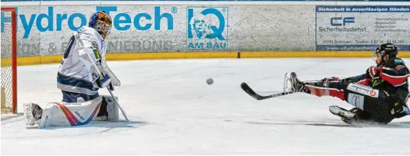  ?? Foto: Horst Plate ?? Abgestürzt ist der EHC Königsbrun­n im Spiel gegen den ERV Schweinfur­t. Er unterlag im Heimspiel deutlich mit 1:5. Auch wenn Matthias Forster (rechts) den an ihm verursacht­en Penalty verwandelt hätte, an der nicht ganz einfach zu verkraften­den...