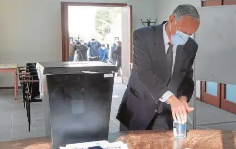  ?? AFP ?? El presidente portugués, Marcelo Rebelo de Sousa, se desinfecta las manos tras votar ayer