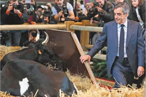  ?? THOMAS SAMSON AGENCE FRANCE-PRESSE ?? François Fillon s’est rendu au Salon de l’agricultur­e de Paris après avoir reconfirmé sa volonté de rester dans la course à la présidence.