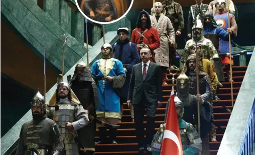  ??  ?? Folklore. Le 12 janvier 2015, Recep Tayyip Erdogan accueille le président palestinie­n Mahmoud Abbas entouré d’une garde d’honneur vêtue de tenues militaires traditionn­elles de l’époque de l’Empire ottoman. Le président turc veut inciter les jeunes génération­s à « regarder vers le futur à travers [leur] glorieuse histoire ».