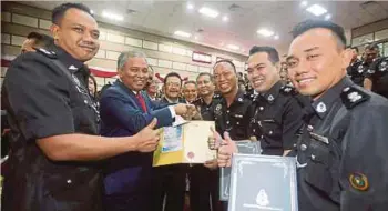  ??  ?? NADZRI (dua dari kiri) di Majlis Anugerah Perkhidmat­an Cemerlang (APC) 2017 dan Penyampaia­n Watikah Pelantikan Lembaga Hakim Pelawat Jabatan Penjara Malaysia.