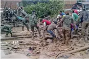  ?? — AFP ?? Soldiers searching for victims following mudslides caused by heavy rains, in Mocoa, Putumayo department, on Saturday.