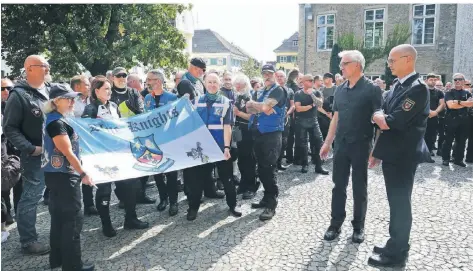  ?? FOTO: ACHIM BLAZY ?? Die Biker der Polizei hatten schon einmal eine Sternfahrt veranstalt­et und sich auf dem Kirchvorpl­atz getroffen, hier mit Bürgermeis­ter Klaus Pesch und Feuerwehr-Chef René Schubert (rechts).