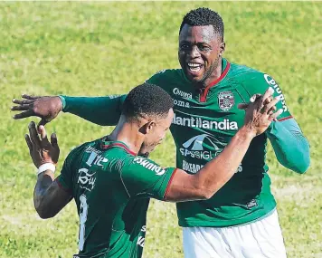  ??  ?? Arboleda volvió a hacerse presente en el marcador, esta vez de carambola anotó el 1-0.