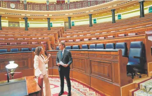  ?? // DIEGO CRESPO ?? Alberto Núñez Feijóo y Cuca Gamarra, en el Congreso, preparando el debate sobre el estado de la nación