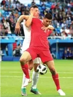  ?? GONZALO FUENTES/REUTERS ?? TAK DISEMPRIT: Aleksandar Mitrovic diganggu oleh pemain Swiss Fabian Schar di dalam kotak penalti.