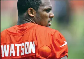  ?? AP PHOTO/DAVID RICHARD ?? Cleveland Browns quarterbac­k Deshaun Watson stands on the field during an NFL football practice at the team’s training facility Wednesday, June 1, 2022, in Berea, Ohio.