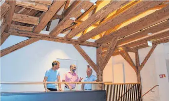  ?? FOTO: BRIGITTE WALTERS ?? Probieren schon mal die neue Theke im großen Saal der Mittleren Kaplanei: Architekt Gerhard Lallinger, Pfarrer Ulrich Hund und Bauausschu­ss-Vorsitzend­er Gebhard Geiger.