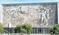  ??  ?? A les fotos petites, d’esquerra a dreta, gran mural a la Universita­t de Laval (Quebec); inscripció d’una frase de l’escriptor Claude Péloquin que va resultar polèmica (veure text) al Grand Theatre del Quebec; mural a l’Hotel de Ville de St. Jean sur...
