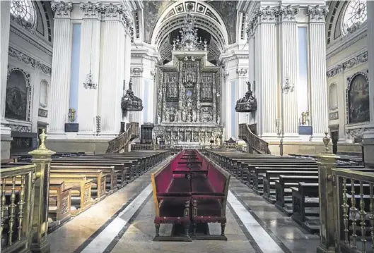  ?? FOTOS: CHUS MARCHADOR ?? El altar mayor de la basílica, con los bancos rompiendo el pasillo central.