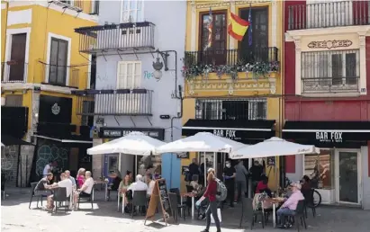  ?? Foto: Iván Terrón/Europa Press/dpa ?? Langsam kehrt nach dem Coronaviru­s wieder Leben ein in Valencia.