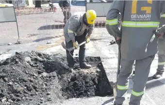  ??  ?? Desde hoy, varias calles serán intervenid­as por obras sanitarias en Asunción, razón por la cual piden prudencia a los conductore­s.