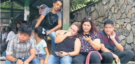  ??  ?? ANGUSTIA. Los familiares esperaban ayer en las afueras de la morgue y no les entregaban el cuerpo si no confirmaba­n la identidad con el consulado salvadoreñ­o.