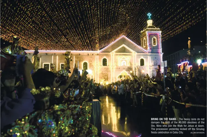  ?? (ALLAN DEFENSOR) ?? BRING ON THE RAINS. The heavy rains do not dampen the faith of the 40,000 devotees of the Sto. Nino who join the Walk for Jesus at dawn. The procession yesterday kicked off the Sinulog fiesta celebratio­n in Cebu City.