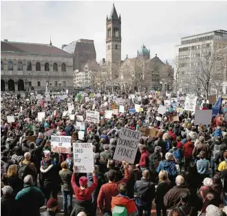  ?? Jessica Rinaldi -19.fev.2017/The Boston Globe/Getty Images ?? Pesquisado­res fizeram protesto em fevereiro, em Boston, durante congresso científico